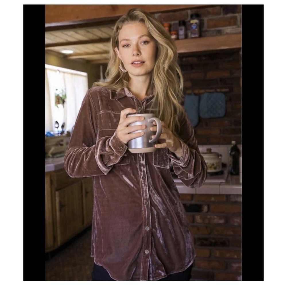 Evereve Eloise Crushed Velvet Button Down Shirt Size Small Brown Pockets Umgee